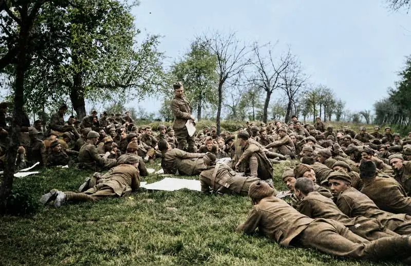 Slag om de heuvelrug van Aubers. Na een bijeenkomst van bataljonscommandanten op het hoofdkwartier van de 23e Brigade, brieft luitenant-kolonel CB Vandeleur het 2e Bataljon, Cameronians (Scottish Rifles), over hun rol in de aanstaande aanval. Op dat moment was het bataljon gelegerd aan de Rue de Bois.