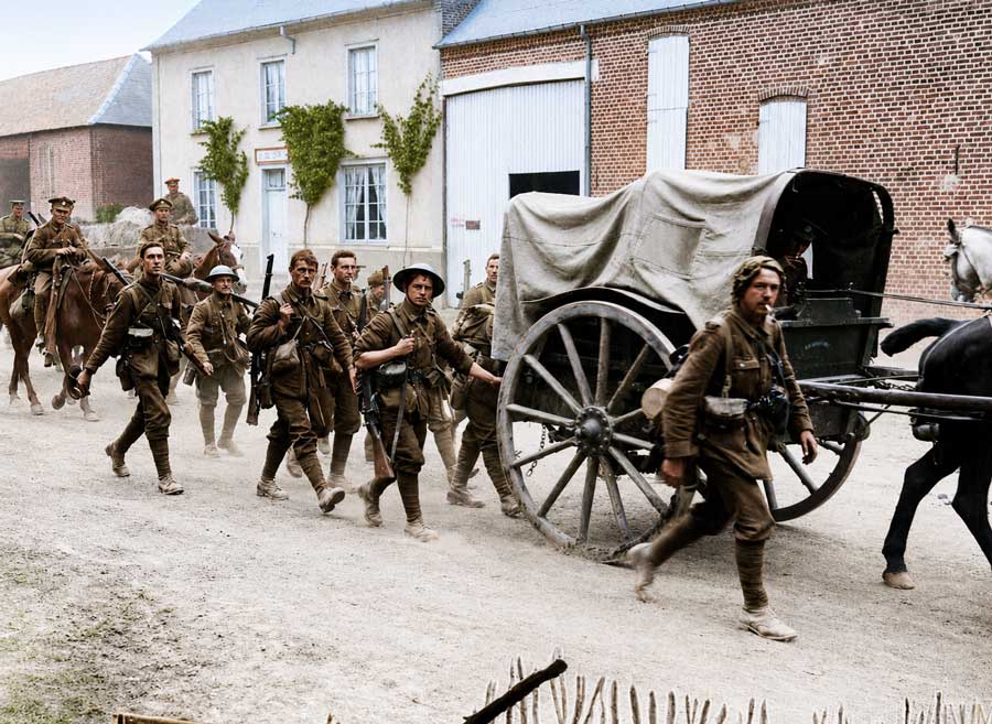 Britse soldaten marcheren naar front Somme in 1916